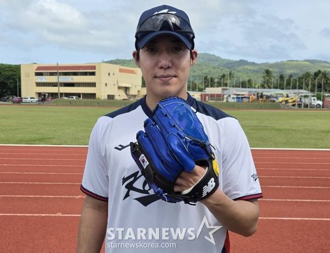 원태인이 10일 야구 대표팀 사이판 1차 캠프 첫 훈련을 마치고 취재진과 인터뷰를 하고 있다. /사진=안호근 기자