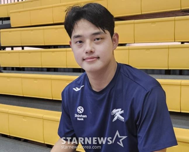 문동주가 11일 훈련 종료 후 취재진과 인터뷰를 하고 있다. /사진=안호근 기자