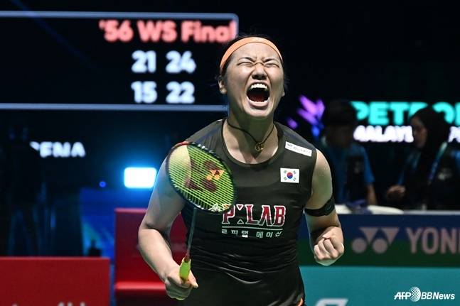 Ahn Se-young is roaring after winning the women's singles title at the Badminton World Federation (BWF) World Tour Super 1000 Malaysia Open held in Kuala Lumpur, Malaysia on the 11th (Korean time). /AFPBBNews=News1