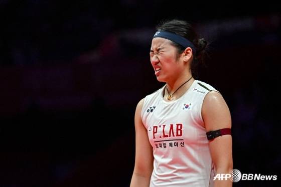 Seyoung Ahn is struggling with thigh pain in the BWF World Tour Finals on the 21st. /AFPBBNews=News1