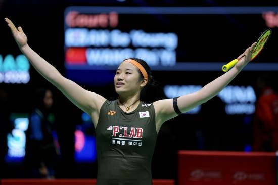 안세영(삼성생명·세계 1위)은 11일(한국시간) 말레이시아 쿠알라룸푸르에 있는 악사이타 아레나에서 열린 2026 세계배드민턴연맹(BWF) 월드투어 말레이시아 오픈(슈퍼 1000) 여자 단식 결승전에서 왕즈이(중국·세계 2위)를 게임스코어 2-0(21-15 24-22)으로 제압하고 우승을 차지했다. 이날 안세영은 2게임에서 13-19로 뒤져 있는 상황에서 역전에 성공해 화제가 됐다. 경기 후 안세영은 인터뷰에서 왕즈이가 자신에게 여러 차례 역전을 허용한 사실을 놓치지 않았다고 밝혔다. 연합뉴스