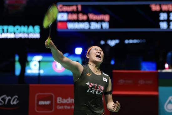 안세영(삼성생명·세계 1위)은 11일(한국시간) 말레이시아 쿠알라룸푸르에 있는 악사이타 아레나에서 열린 2026 세계배드민턴연맹(BWF) 월드투어 말레이시아 오픈(슈퍼 1000) 여자 단식 결승전에서 왕즈이(중국·세계 2위)를 게임스코어 2-0(21-15 24-22)으로 제압하고 우승을 차지했다. 이날 안세영은 2게임에서 13-19로 뒤져 있는 상황에서 역전에 성공해 화제가 됐다. 경기 후 안세영은 인터뷰에서 왕즈이가 자신에게 여러 차례 역전을 허용한 사실을 놓치지 않았다고 밝혔다. 연합뉴스