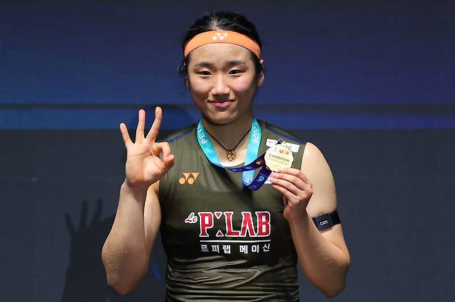 안세영(삼성생명·세계 1위)은 11일(한국시간) 말레이시아 쿠알라룸푸르에 있는 악사이타 아레나에서 열린 2026 세계배드민턴연맹(BWF) 월드투어 말레이시아 오픈(슈퍼 1000) 여자 단식 결승전에서 왕즈이(중국·세계 2위)를 게임스코어 2-0(21-15 24-22)으로 제압하고 우승을 차지했다. 이날 안세영은 2게임에서 13-19로 뒤져 있는 상황에서 역전에 성공해 화제가 됐다. 다만 안세영은 경기 직후 현지 언론과의 인터뷰에서 컨디션을 이유로 13~18일 열리는 인도 오픈에 빠질 수 있음을 시사했다. 연합뉴스