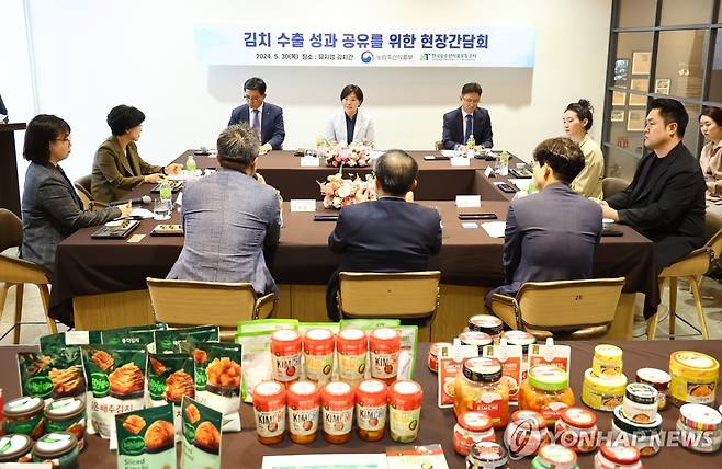 농식품부, 김치 수출기업들과 수출 확대방안 논의 (서울=연합뉴스) 송미령 농림축산식품부 장관이 30일 서울 종로구 인사동 뮤지엄김치간을 방문, 김치 수출기업 6개 사와 세계김치연구소 등과 김치 수출 확대 방안을 논의하고 있다. 2024.5.30 [농림축산식품부 제공. 재판매 및 DB 금지] photo@yna.co.kr