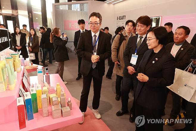 상하이 K-뷰티 글로우 위크, 행사장 둘러보는 한성숙 장관 (서울=연합뉴스) 한성숙 중소벤처기업부 장관이 7일 중국 상하이에서 열린 '상하이 K-뷰티 글로우 위크'에서 행사장을 둘러보고 있다. 2026.1.7 [중소벤처기업부 제공. 재판매 및 DB 금지] photo@yna.co.kr