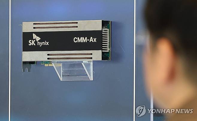 SK하이닉스 부스에 전시된 CMM-Ax (라스베이거스=연합뉴스) 김성민 기자 = CES 개막 3일차인 8일(현지시간) 미국 네바다주 라스베이거스 베네시안 컨벤션센터 SK 하이닉스 부스에 CMM-Ax가 전시돼 있다. 2026.1.9 ksm7976@yna.co.kr