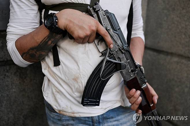 미군에 압송된 니콜라스 마두로 베네수엘라 대통령을 지지하며 반정부시위를 단속하는 민병대 콜렉티보 조직원. [로이터 연합뉴스. 재판매 및 DB 금지]