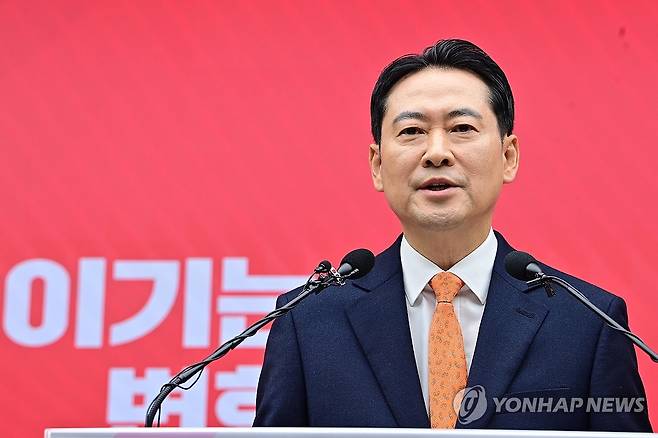 장동혁 대표, 국민의힘 쇄신안 발표 (서울=연합뉴스) 신현우 기자 = 국민의힘 장동혁 대표가 7일 서울 여의도 중앙당사에서 당 쇄신안을 발표하고 있다. 2026.1.7 [공동취재] nowwego@yna.co.kr