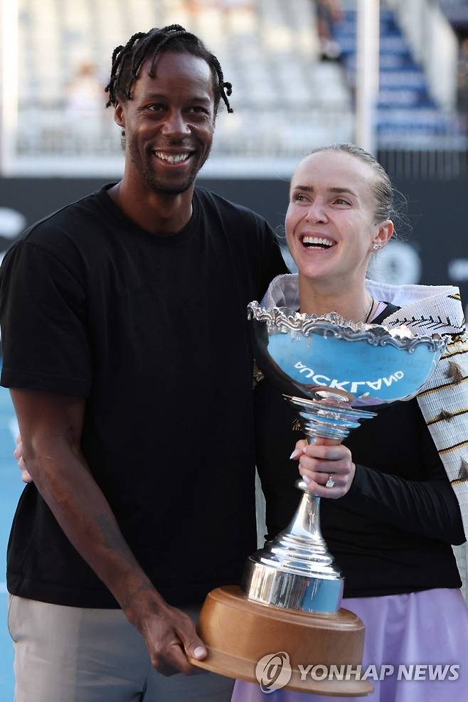 남편 몽피스(왼쪽)와 함께 트로피를 든 스비톨리나.  [AFP=연합뉴스]