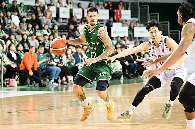 드리블하는 이선 알바노 [KBL 제공. 재판매 및 DB 금지]