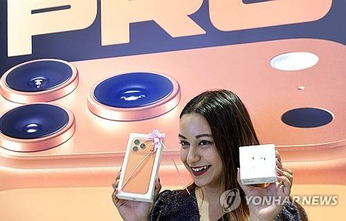 지난해 9월 인도서 열린 신형 아이폰 출시 행사 [EPA 연합뉴스. 재판매 및 DB 금지]