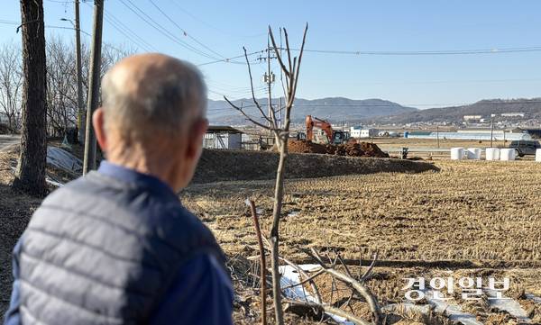 인천 강화군 강화읍 대산리 한 사유지 논에 설치된 군용 벙커가 지난 8일 오후 철거되고 있다. 2026.1.8 /조경욱기자 imjay@kyeongin.com