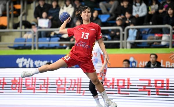10일 광명 시민체육관에서 인천시청 강샤론이 점프슛을 하고 있다./한국핸드볼연맹 제공