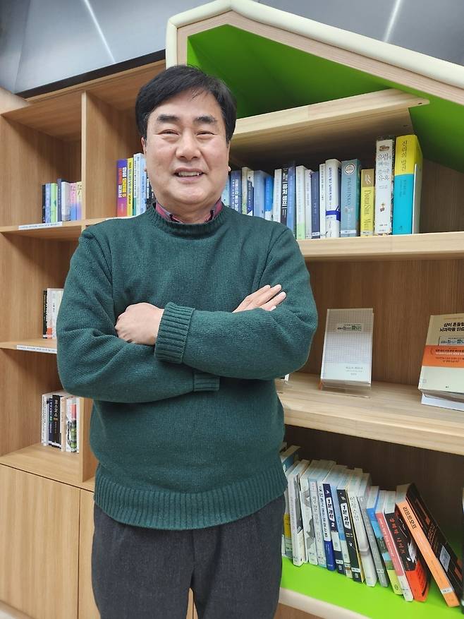 ▲ '군포시 청년공간 플라잉' 조남 센터장이 차별화된 전략사업으로 '청년성장 프로젝트 사업'을 꼽고 "청년의 꿈 실현을 위한 다양한 프로그램을 제공하겠다"라며 향후 사업 방향을 설명했다. /전남식 기자 nschon@incheonilbo.com
