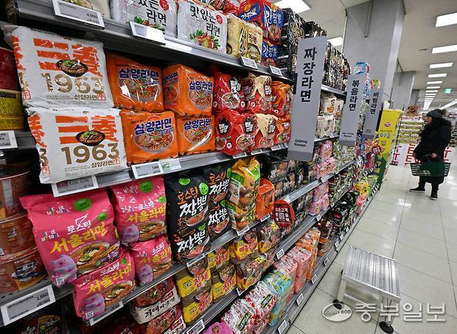 국내 업체들이 신제품 라면을 잇따라 출시하며 'K-라면 전성기'를 현실로 만들고 있는 가운데 12일 오전 수원시 권선구 한 대형마트에 다양한 라면들이 진열돼 있다. 김경민기자