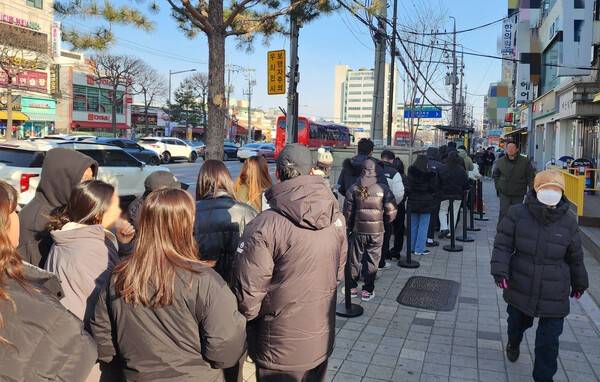 인천 계양구의 한 디저트 가게에서 파는 '두쫀쿠'를 사기 위해 길게 줄을 선 모습.