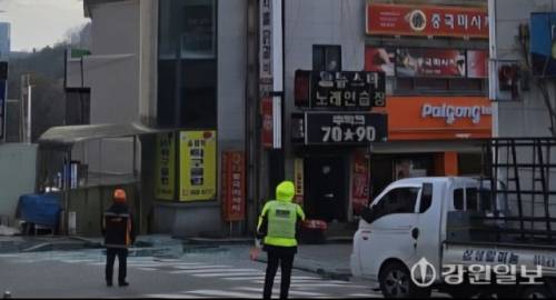 ◇10일 낮 12시29분께 춘천시 석사동에 건물 유리가 파손됐다. 사진=독자 제공