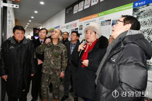 ◇‘강원의 역사전 - 화천의 어제와 오늘’이 지난 10일 청소년수련관에서 개막된 가운데 최문순 군수가 역사적인 사진과 신문기사에 대해 설명하고 있다. 역사전은 오는 2월1일까지 이어진다.