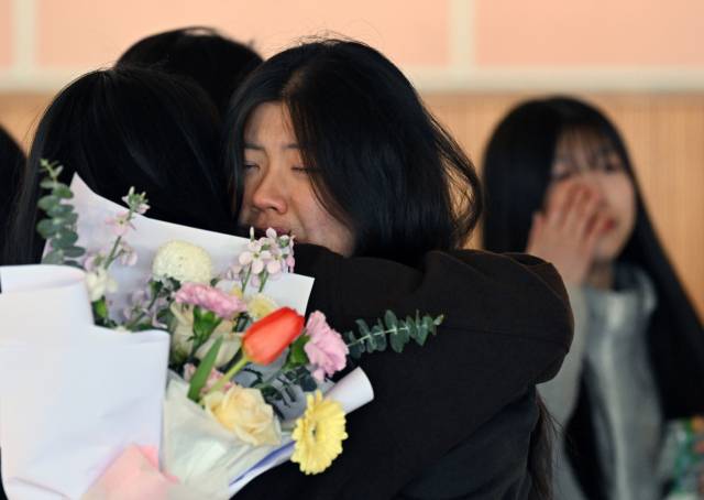 지난 9일 창원시 진해구 진해여자중학교에서 열린 마지막 졸업식에서 졸업생들이 눈물을 흘리며 서로를 끌어안고 있다./김승권 기자/