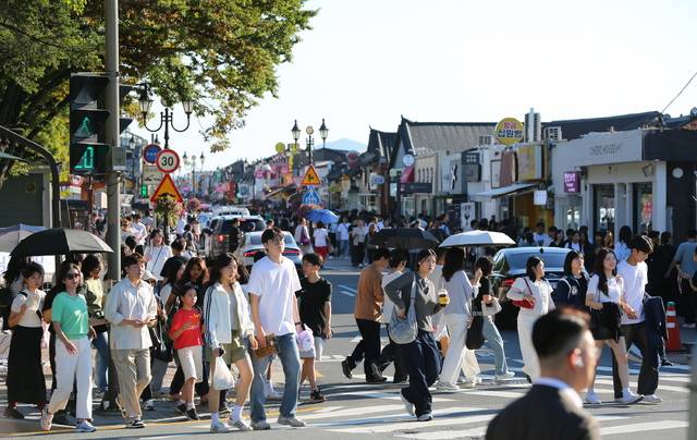 관광객들이 지속적으로 늘어나고 있는 경주 핫플레이스 황리단길 전경. 경주시 제공