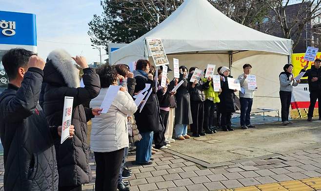 제주대학교 미래융합대학 재학생 및 동문 등이 12일 오후 3시 제주대학교 정문 앞에서 단식 투쟁 돌입 기자회견을 갖고 있다. ⓒ제주의소리