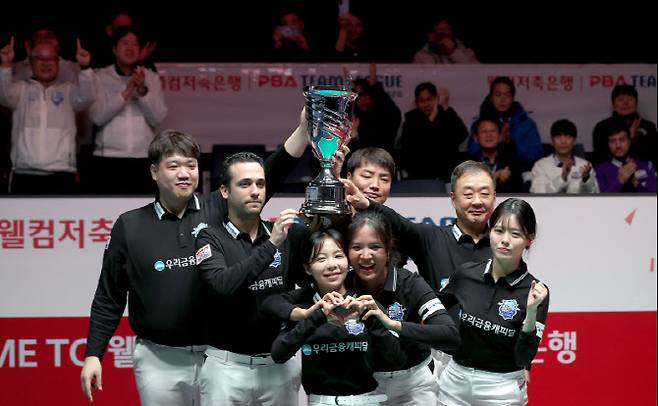 프로당구 PBA 팀리그 5라운드 우승을 차지한 우리금융캐피탈 선수들이 함께 기념촬영을 하고 있다. 사진=PBA