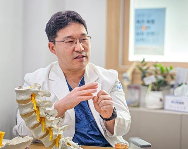 윤명수 병원장이 목뼈에 병이 생기는 원인과 함께 적합한 수술법, 일상에서의 대처법을 설명하고 있다. 사진=부산큰병원