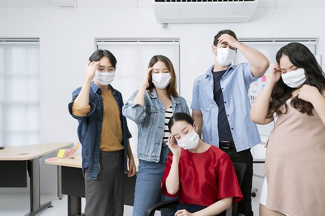 독감에 걸린 사람들과 같은 공간에서 며칠을 함께 보낸 실험이 진행됐다. 결과는 어땠을까? 예상과 달리 건강한 참가자 중 단 한 명도 감염되지 않았다는 연구결과가 나왔다. 사진=게티이미지뱅크