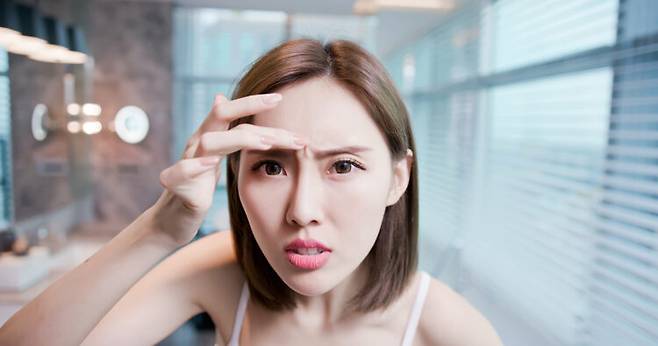미간은 피지선이 적어 수분 손실이 빠른 부위다. 충분한 보습은 주름을 없애기보다 '접혔다가 다시 펴질 수 있는 탄성'을 유지하는 역할을 한다. 사진=클립아트코리아