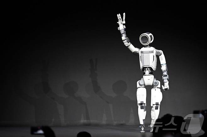 세계 최대 가전·정보기술(IT) 전시회 'CES 2026' 개막을 하루 앞둔 5일(현지시간) 미국 네바다주 라스베이거스 만달레이베이에서 열린 현대차그룹 프레스 컨퍼런스에서 차세대 전동식 아틀라스 시제품이 손인사하고 있다. (공동취재) 2026.1.6/뉴스1 ⓒ News1 황기선 기자