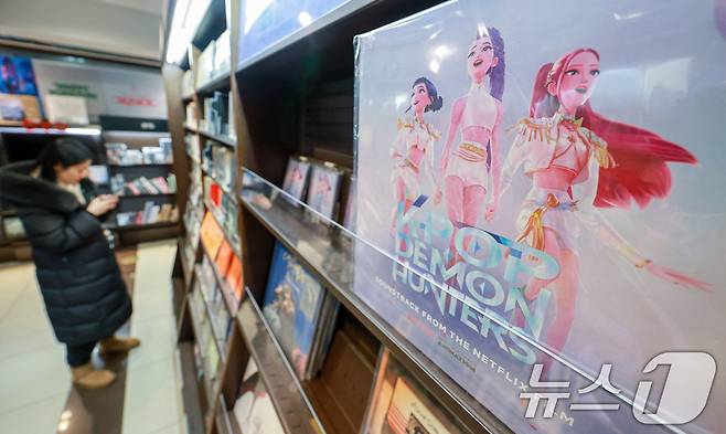 넷플릭스 애니메이션 케이팝 데몬 헌터스(케데헌)이 11일(현지시간) 미국 제83회 골든글로브 시상식에서 장편 애니메이션상과 주제가상을 동시에 받으며 2관왕을 차지했다. 사진은 12일 서울 종로구 교보문고 광화문점에 케이팝 데몬 헌터스 음반이 진열된 모습. 2026.1.12/뉴스1 ⓒ News1 이호윤 기자