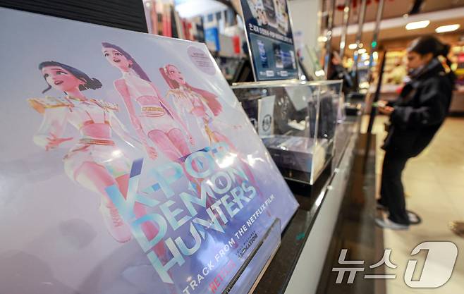 넷플릭스 애니메이션 케이팝 데몬 헌터스(케데헌)이 11일(현지시간) 미국 제83회 골든글로브 시상식에서 장편 애니메이션상과 주제가상을 동시에 받으며 2관왕을 차지했다. 사진은 12일 서울 종로구 교보문고 광화문점에 케이팝 데몬 헌터스 음반이 진열된 모습. 2026.1.12/뉴스1 ⓒ News1 이호윤 기자