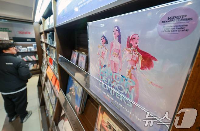 넷플릭스 애니메이션 케이팝 데몬 헌터스(케데헌)이 11일(현지시간) 미국 제83회 골든글로브 시상식에서 장편 애니메이션상과 주제가상을 동시에 받으며 2관왕을 차지했다. 사진은 12일 서울 종로구 교보문고 광화문점에 케이팝 데몬 헌터스 음반이 진열된 모습. 2026.1.12/뉴스1 ⓒ News1 이호윤 기자