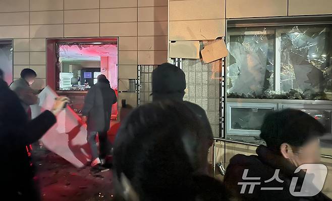 지난해 1월 19일 새벽 윤석열 전 대통령에 대한 구속영장이 발부되자 서울서부지법에 지지자들이 진입해 난동을 부리고 있다. 2025.1.19/뉴스1 ⓒ News1 김민수 기자