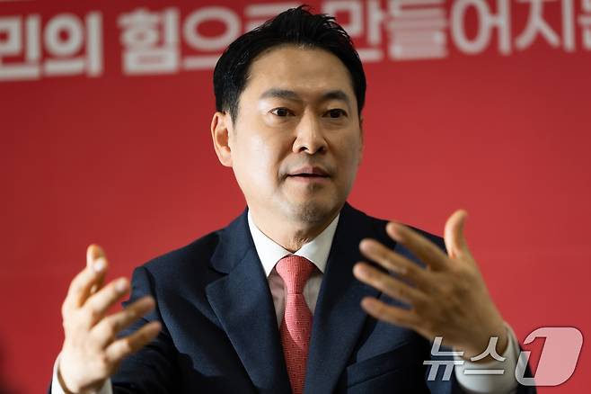 장동혁 국민의힘 대표가 12일 서울 여의도 국회에서 뉴스1과 인터뷰하고 있다. ⓒ News1 유승관 기자