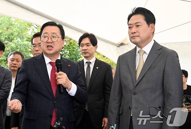장동혁 국민의힘 대표가 24일 대전 유성구 나노반도체 국가산단 부지에서 이장우 대전시장으로부터 산단 조성현황 및 대전교도소 이전에 대한 설명을 듣고 있다 2025.9.24/뉴스1 ⓒ News1 김기태 기자