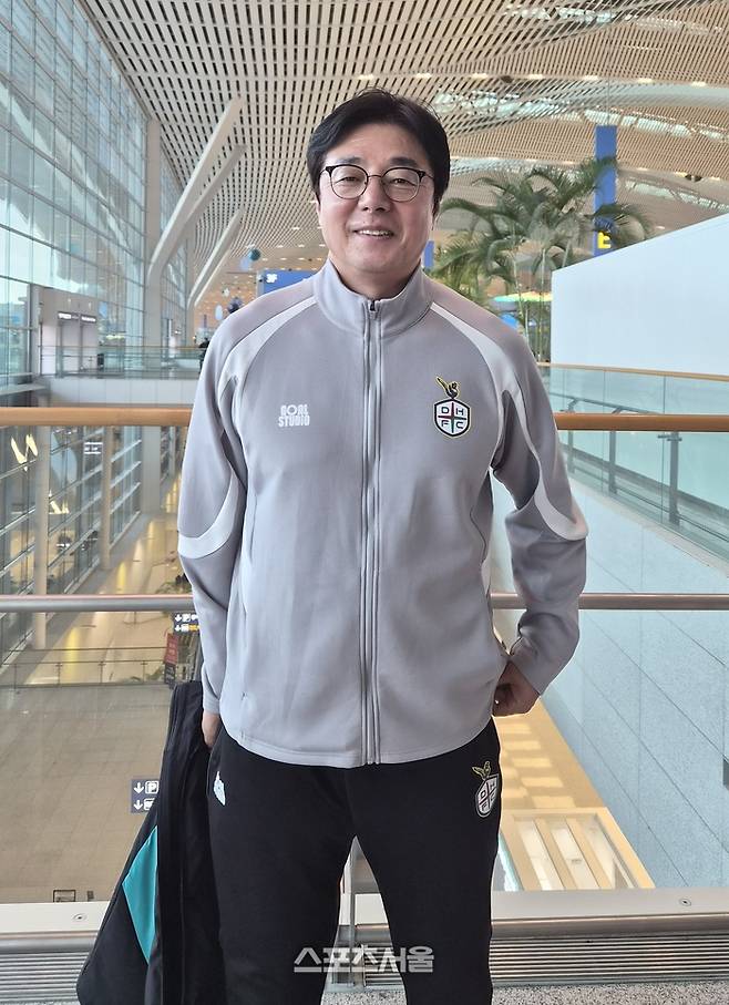 황선홍 감독이 스페인 전지훈련 출국에 앞서 포즈를 취하고 있다. 사진 | 인천공항=박준범기자