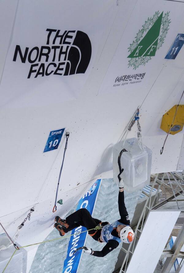 지난 10일부터 11일까지 이틀간 노스페이스 애슬리트팀 소속 이영건 선수가 경북 청송의 주왕산면 얼음골 일원에서 진행된 '2026 청송 아이스클라이밍 월드컵' 남자 리드 부문에서 동메달을 차지했다.(노스페이스 애슬리트팀 이영건 선수 경기 모습). /사진=노스페이스