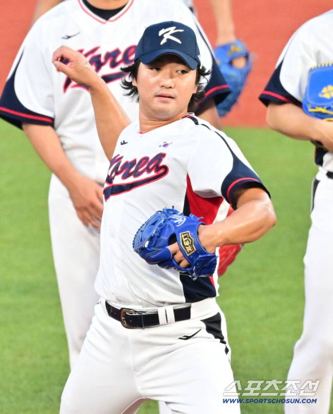 29일 오후 류중일 감독이 이끄는 항저우아시안게임 야구대표팀이 중국 항저우 샤오싱의 야구체육문화센터에서 훈련을 했다. 수비 훈련을 하고 있는 고우석. 항저우(중국)=송정헌 기자songs@sportschosun.com/2023.09.29/