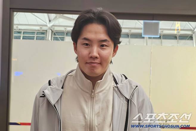 캠프 출발전 취재진과 만난 오지환. 김영록 기자