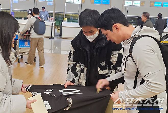 캠프 출발전 취재진과 만난 오지환. 김영록 기자