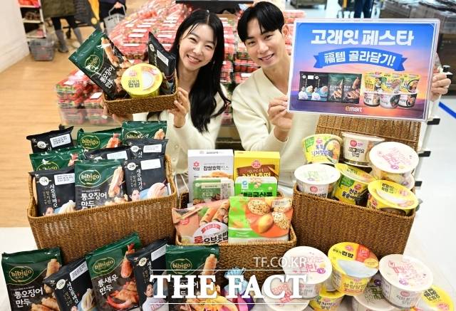 온라인 쇼핑의 강세로 대형마트의 역성장이 예고되는 가운데, 이마트는 '본업 경쟁력 강화'를 목표로 대응 전략을 모색하고 있다. 사진은 올해 첫 세일인 '고래잇 페스타'가 열린 지난 5일, 서울 이마트 용산점에서 모델들이 인기 간편식을 선보이는 모습이다. /이새롬 기자
