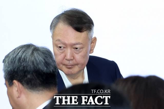 윤석열 전 대통령 변호인단이 12일 일반이적죄 혐의 사건을 심리하는 서울중앙지법 형사합의36부(이정엽 부장판사)에 대해 기피신청을 했다. /사진공동취재단