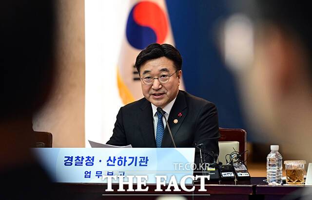 윤호중 행정안전부 장관이 12일 오후 서울 종로구 정부서울청사에서 열린 경찰청 및 산하기관 업무보고에 참석해 모두발언을 하고 있다. /임영무 기자