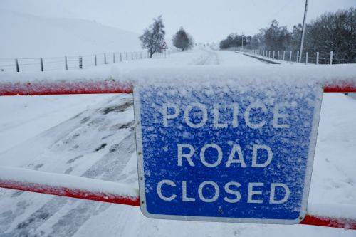 영국 스코틀랜드의 A93 국도 진입을 막는 표지판이 11일(현지시간) 설치돼 있다. 로이터연합뉴스