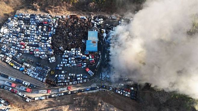 경남 거제시 장평동의 한 폐차장 화재 현장. 경남소방본부 제공