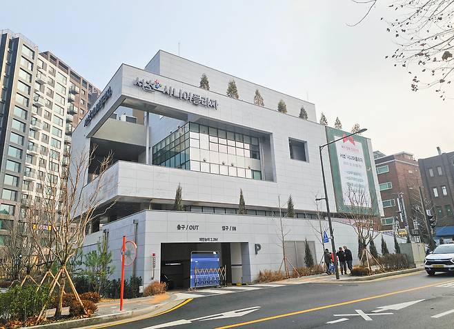 서초구 방배동에 새롭게 들어선 ‘서초 시니어플라자’ 전경. /서초구