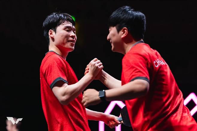 세아 에이스 장우진과 천민혁 코치가 승리 후 기뻐하는 모습. 사진출처=WTT