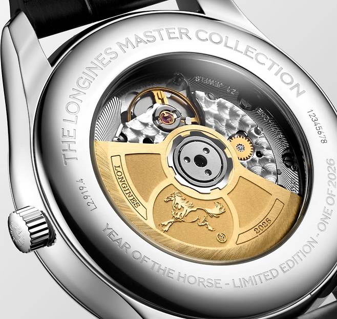 중국 피온 미술관과 협업하여 쉬베이훙(Xu Beihong)의 명작 ‘분마도(奔馬圖)’를 담았다. 론진.