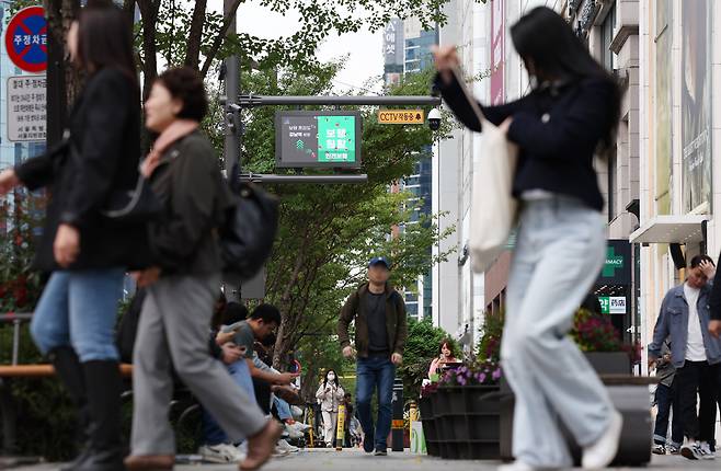 서울 강남역 일대에 AI 기반 실시간 혼잡도 안내 전광판이 설치돼 있다. 기사와 관련 없음./뉴스1